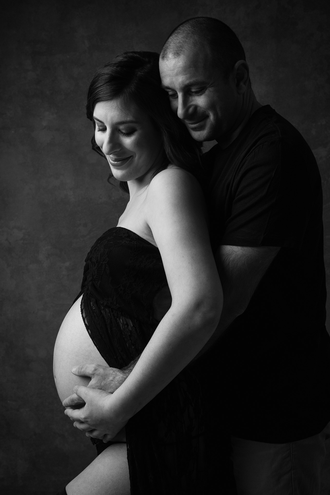 photo grossesse portrait couple noir-et-blanc